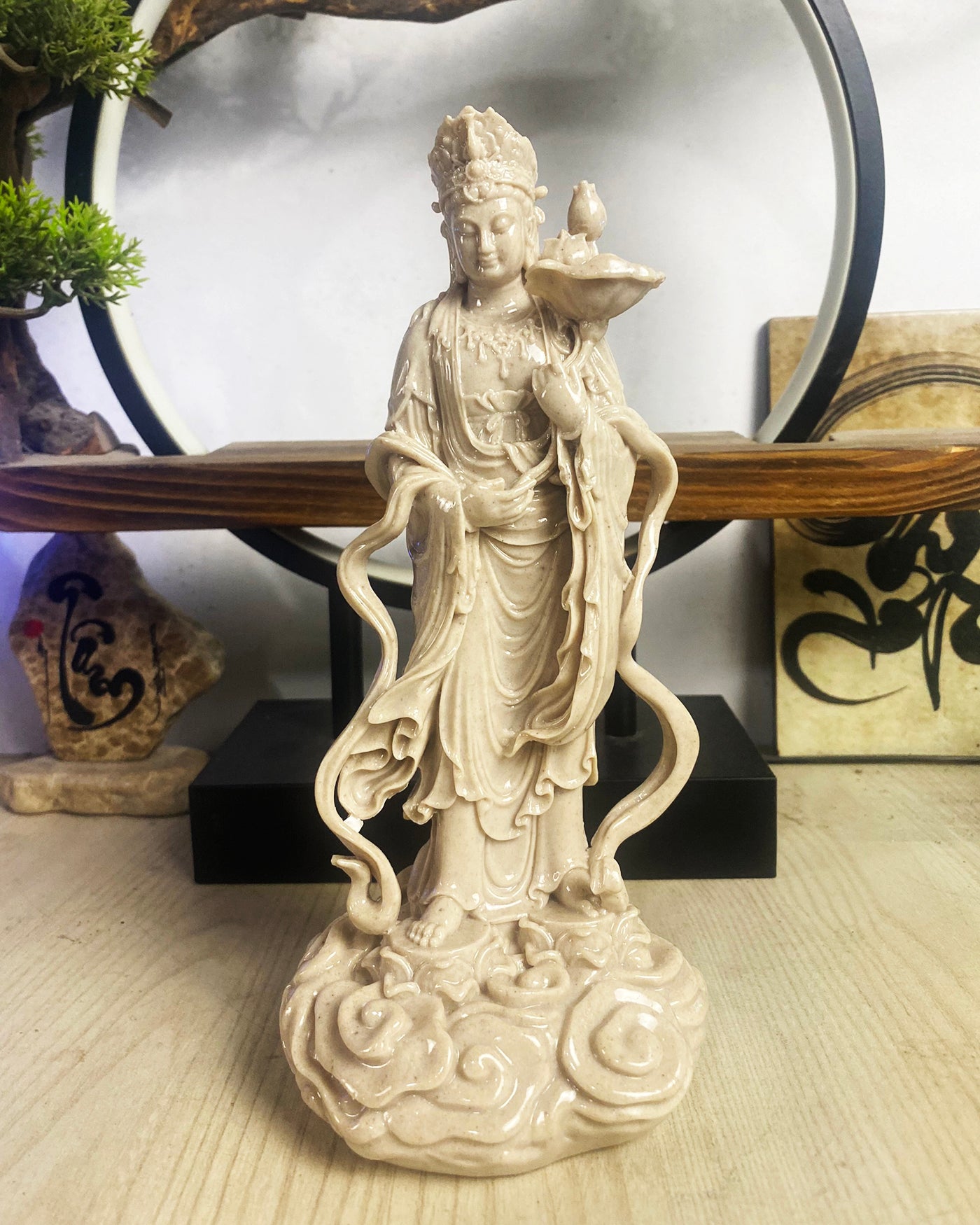 Thế Chí Bodhisattva Statue: Resin Stone Powder Buddhist Decor (23 cm)